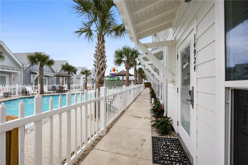 Location, Location, Location! This 2-bedroom, 2-bath townhouse - Beach Townhome/Townhouse for sale in Corpus Christi, Texas on Beachhouse.com