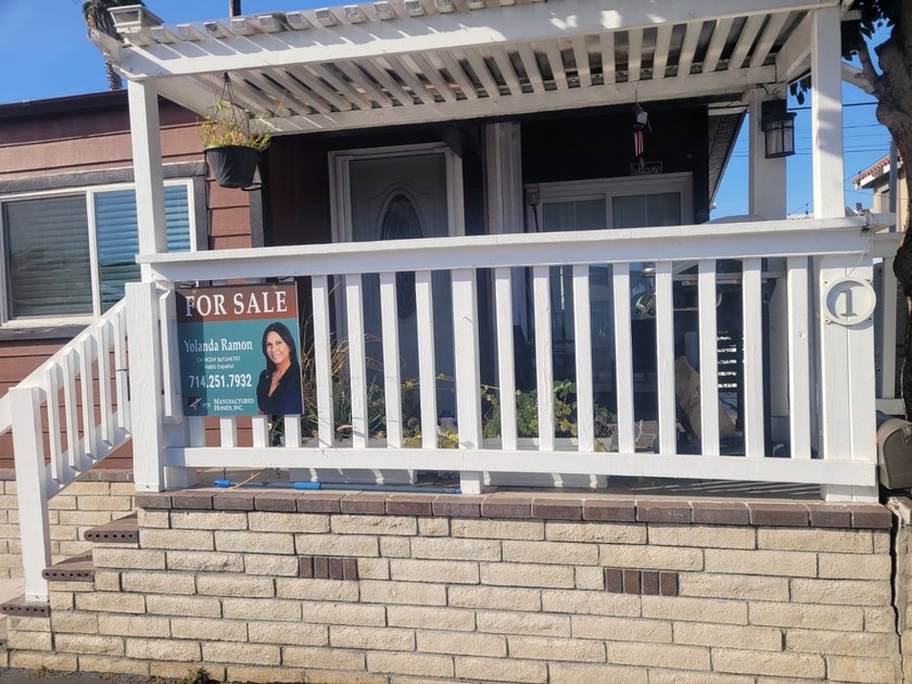 Welcome to this well-maintained 3-bedroom, 2-bath manufactured - Beach Home for sale in Costa Mesa, California on Beachhouse.com