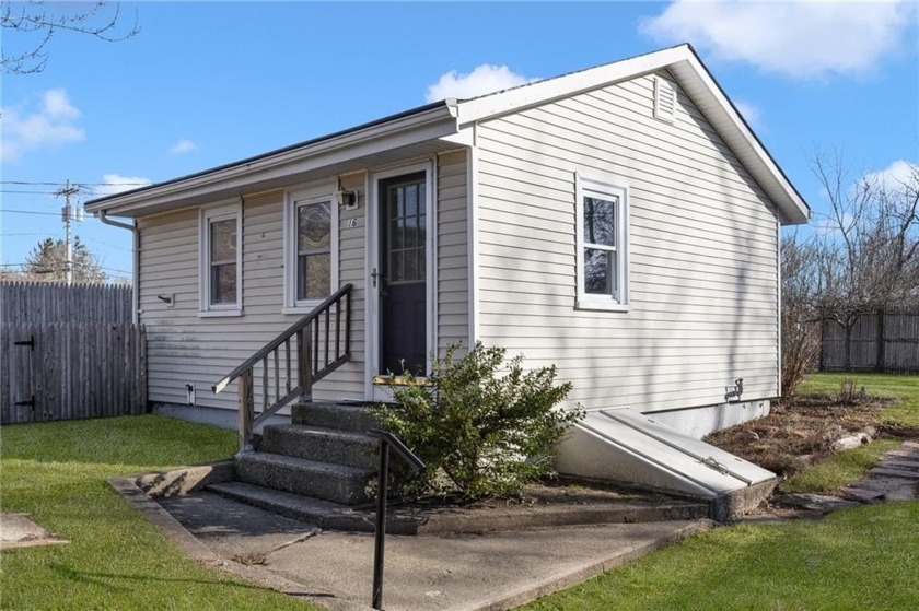 Adorable waterfront home on dead end street ready for its new - Beach Home for sale in North Kingstown, Rhode Island on Beachhouse.com