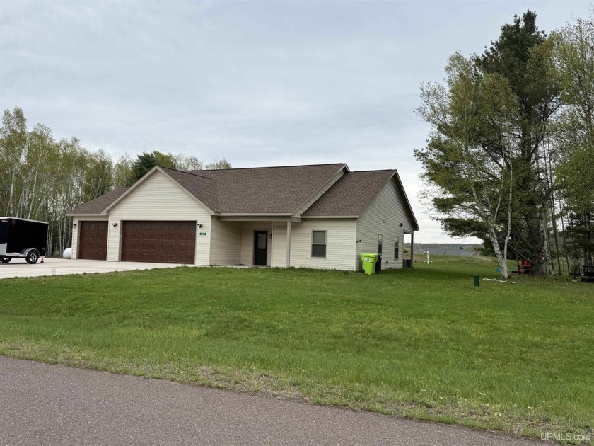 This is still like a brand new home! Seller bought in 2023 and - Beach Home for sale in Houghton, Michigan on Beachhouse.com