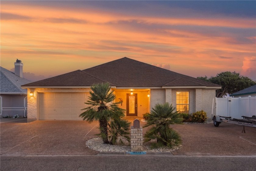 Beautiful 3 bedroom 2 bath canal-front home in the heart of - Beach Home for sale in Corpus Christi, Texas on Beachhouse.com