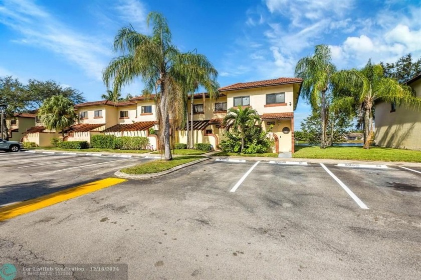 Renovated 3/2.5 townhome with wide lake views in Sunblest - Beach Townhome/Townhouse for sale in Sunrise, Florida on Beachhouse.com