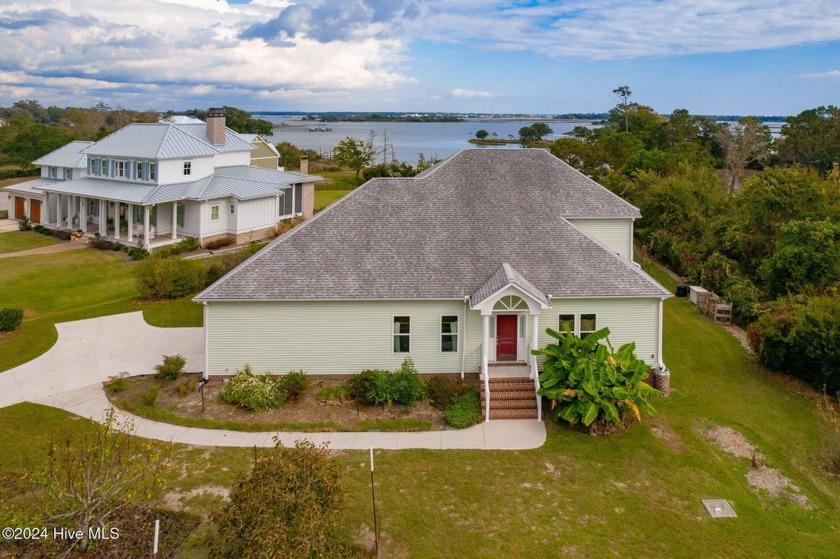 106 Elizabeth Way is a rare waterfront gem on a sprawling - Beach Home for sale in Swansboro, North Carolina on Beachhouse.com