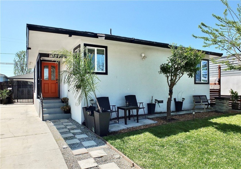 1430 E Michelson Street...a charming *duplex* serenely tucked - Beach Townhome/Townhouse for sale in Long Beach, California on Beachhouse.com