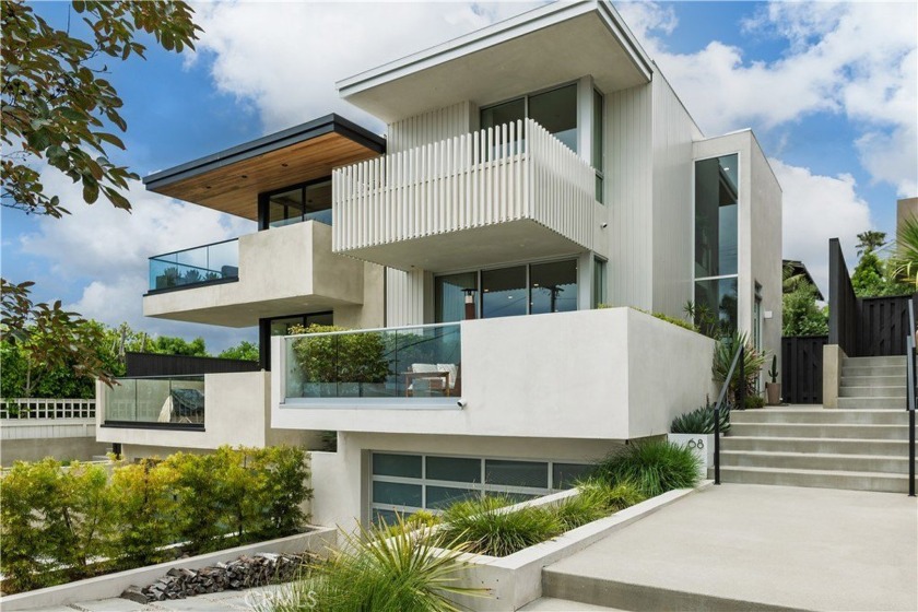 Experience the ultimate in coastal living with this stunning - Beach Townhome/Townhouse for sale in Encinitas, California on Beachhouse.com