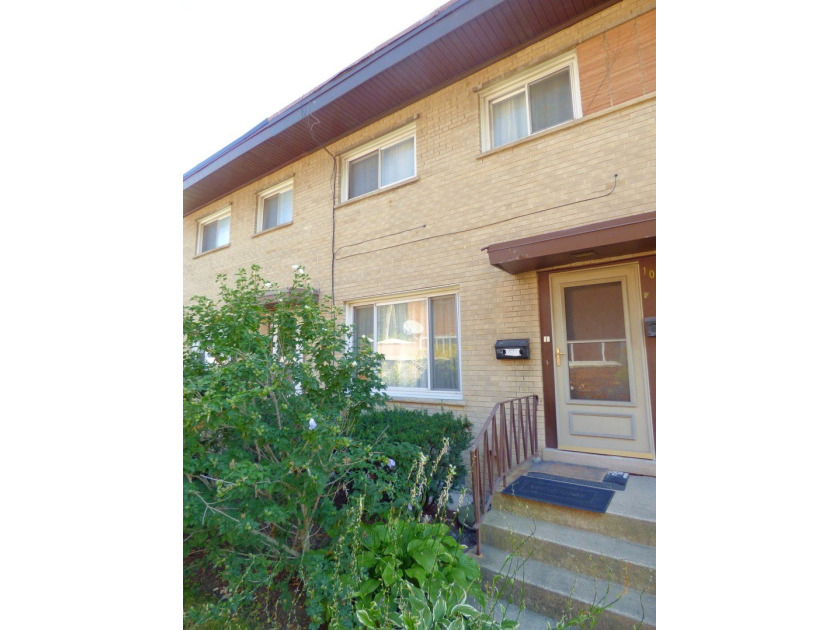 WOW!! An extremely well cared for and well maintained townhome - Beach Townhome/Townhouse for sale in Skokie, Illinois on Beachhouse.com