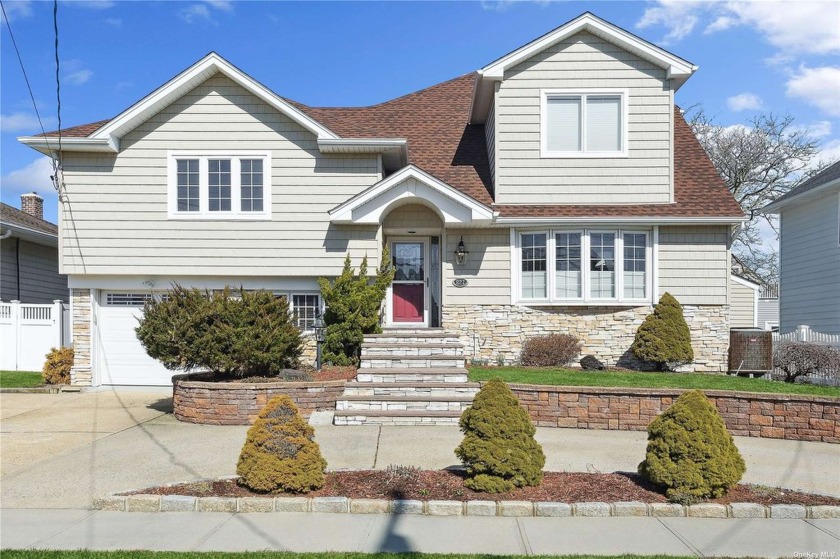 This split level home in Lido Beach, NY is flooded with natural - Beach Home for sale in Lido Beach, New York on Beachhouse.com