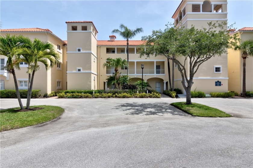 This 2/2 top floor condo features an updated kitchen and - Beach Home for sale in Vero Beach, Florida on Beachhouse.com