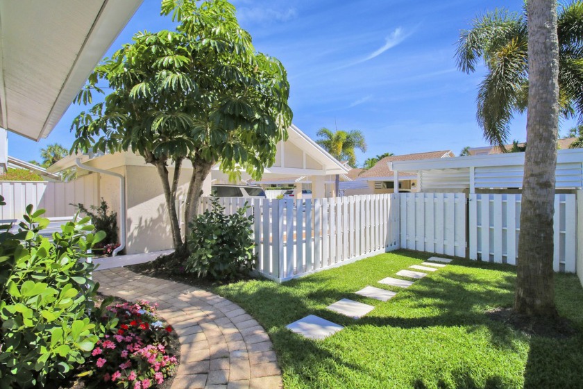 'PICTURE PERFECT'' CUSTOM RENOVATION. 2 BR, 2 BA 1-STORY VILLA - Beach Home for sale in Jupiter, Florida on Beachhouse.com