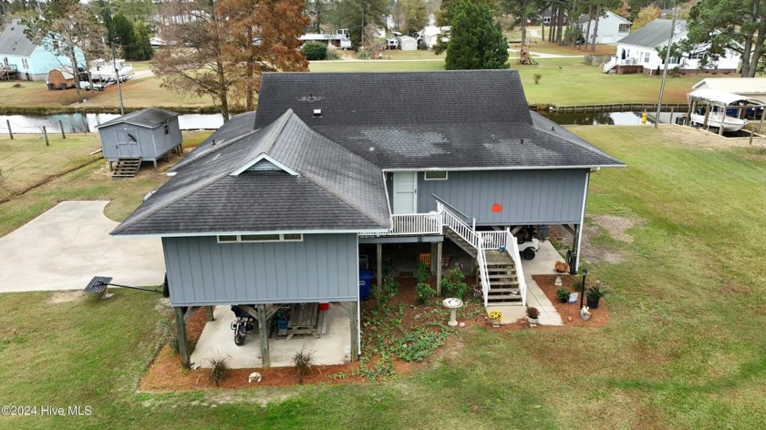 This 2 BRM, 3 bath features an open floor plan, large den/bonus - Beach Home for sale in Belhaven, North Carolina on Beachhouse.com