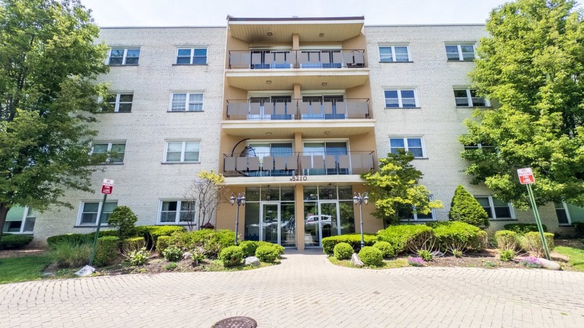 Discover this stunning, fully renovated 1,300 sq ft end-unit - Beach Home for sale in Skokie, Illinois on Beachhouse.com