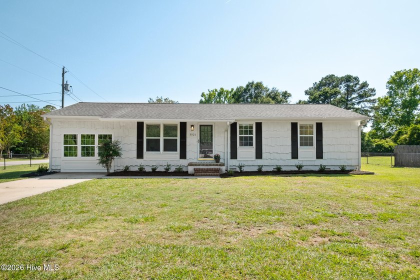 Move-in ready, fully updated, and NO HOA --this spacious - Beach Home for sale in Wilmington, North Carolina on Beachhouse.com