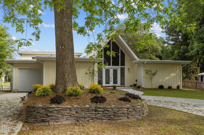 Discover the perfect blend of comfort, elegance, and waterfront - Beach Home for sale in Pine Knoll Shores, North Carolina on Beachhouse.com