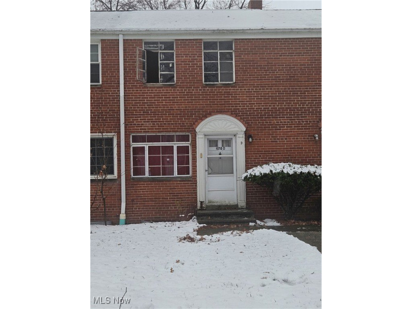 SHORT SALE!!! Investor special! This 2 bedroom townhome with - Beach Condo for sale in Euclid, Ohio on Beachhouse.com