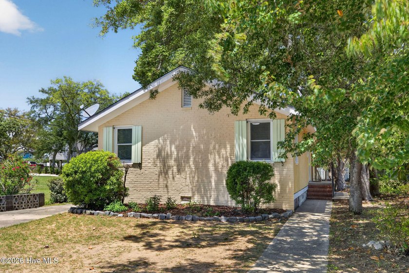 Super cute vintage cottage in an excellent area of Carolina - Beach Home for sale in Carolina Beach, North Carolina on Beachhouse.com