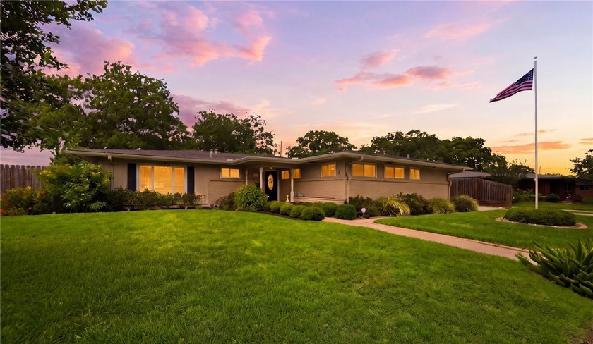 Welcome to 472 Barracuda Place, a beautifully maintained 1955 - Beach Home for sale in Corpus Christi, Texas on Beachhouse.com