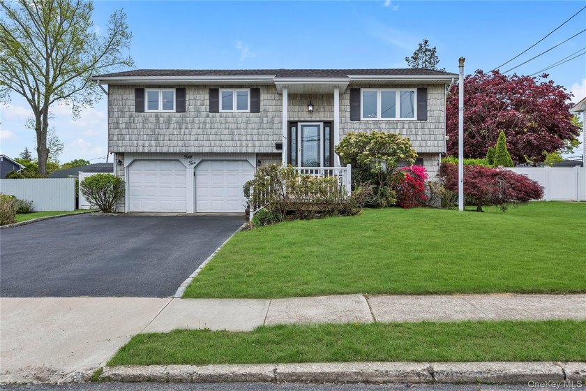 Opportunity Knocks! Close to the Great South Bay, Beaches - Beach Home for sale in Bay Shore, New York on Beachhouse.com