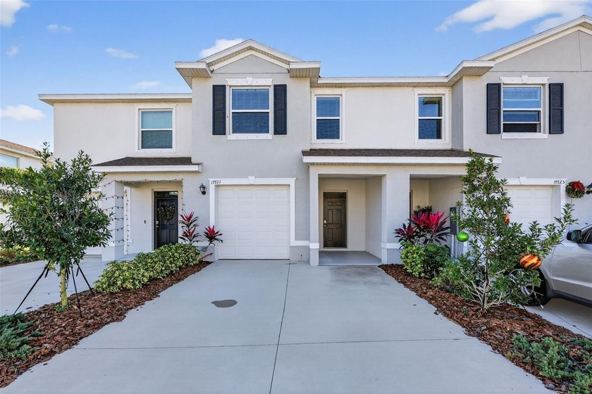 Located in Star Farms, this move-in-ready townhouse is nestled - Beach Townhome/Townhouse for sale in Bradenton, Florida on Beachhouse.com