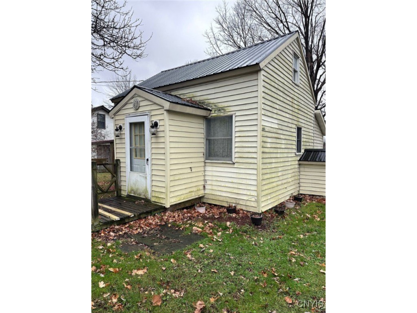 Quaint, affordable 1 bedroom home that sits on a 52' x 70' lot - Beach Home for sale in Wilna, New York on Beachhouse.com