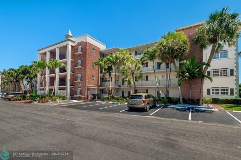 TOP FLOOR UNIT WITH A WONDERFULL VIEW OF SINGLE-FAMILY HOMES - Beach Condo for sale in Hallandale Beach, Florida on Beachhouse.com