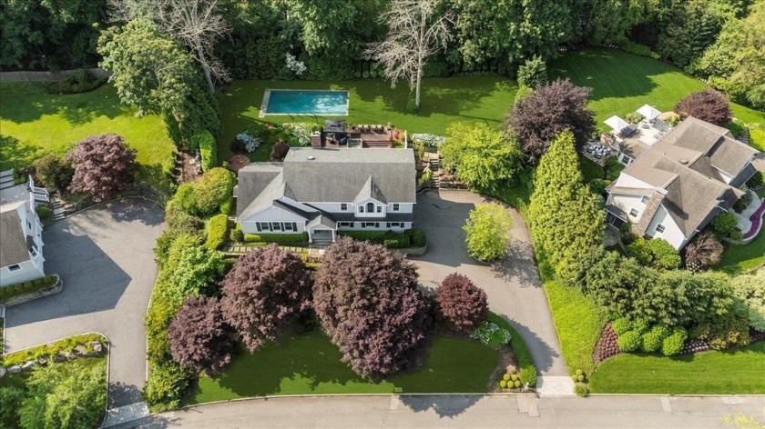Welcome to 6 Halyard Court, Cold Spring Harbor
Nestled on a - Beach Home for sale in Cold Spring Harbor, New York on Beachhouse.com