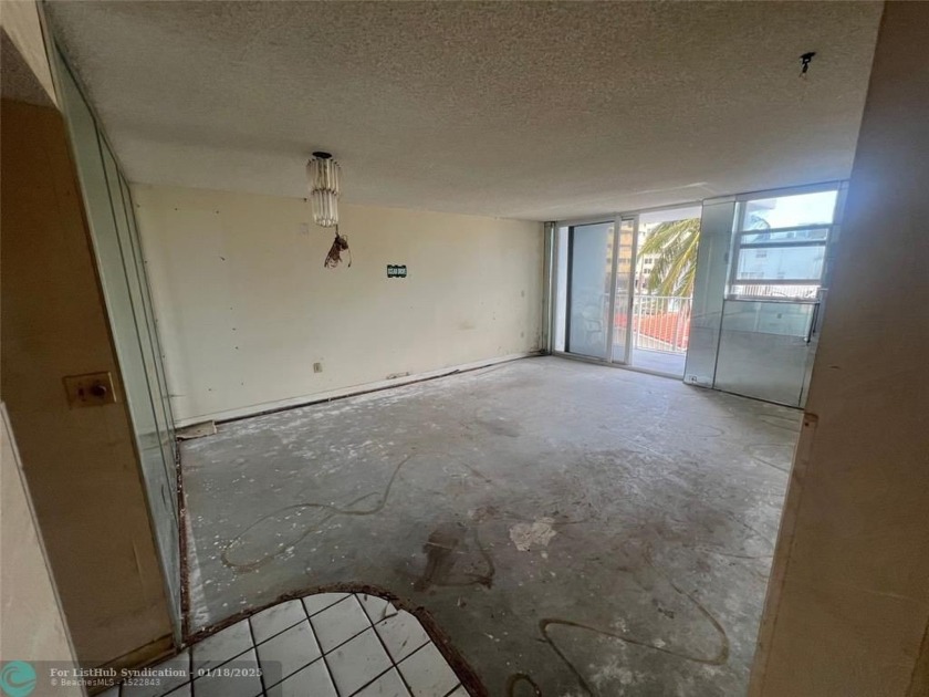 Handyman Special needing a complete rehab. This unit with all - Beach Condo for sale in Hollywood, Florida on Beachhouse.com