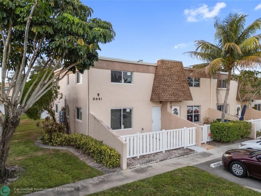 This hidden gem can and will be your client's perfect starter - Beach Townhome/Townhouse for sale in Margate, Florida on Beachhouse.com