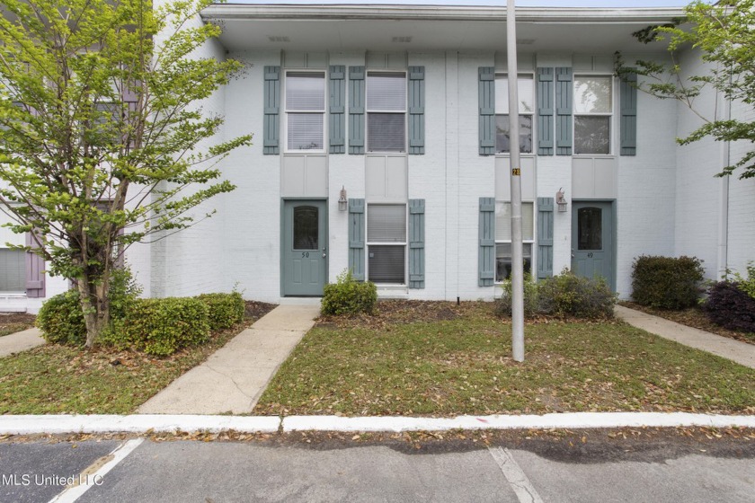 NEW CARPET HAS BEEN INSTALLED - NOV 2024. Discover coastal - Beach Condo for sale in Ocean Springs, Mississippi on Beachhouse.com