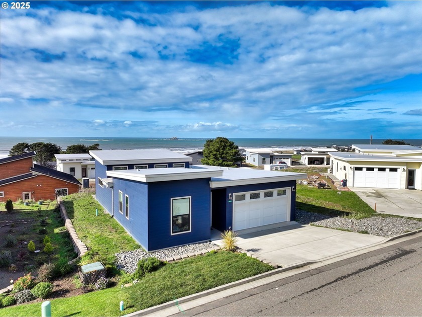 Coastal comfort meets modern contemporary design in this - Beach Home for sale in Gold Beach, Oregon on Beachhouse.com