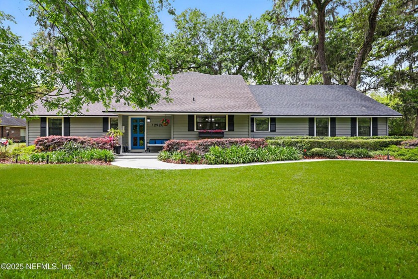 This exquisite country-in-the-city estate features a - Beach Home for sale in Jacksonville, Florida on Beachhouse.com