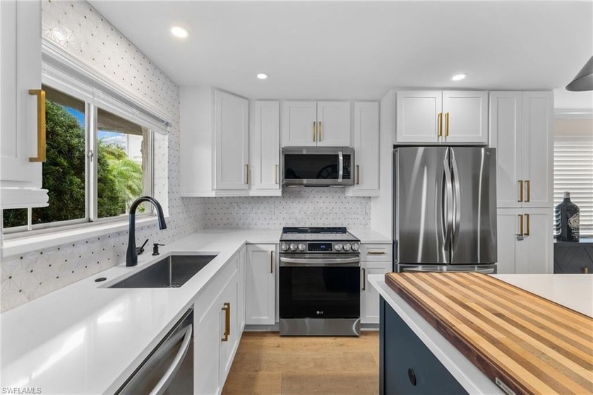 COMPLETELY RENOVATED 2/2, end unit condo with beautiful views - Beach Condo for sale in Naples, Florida on Beachhouse.com