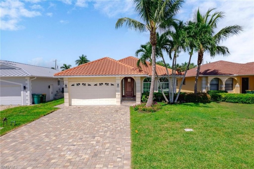 This spectacular single-family home is located in the highly - Beach Home for sale in Naples, Florida on Beachhouse.com