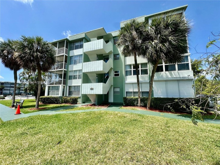 This well-maintained unit features large windows that flood the - Beach Condo for sale in Hollywood, Florida on Beachhouse.com