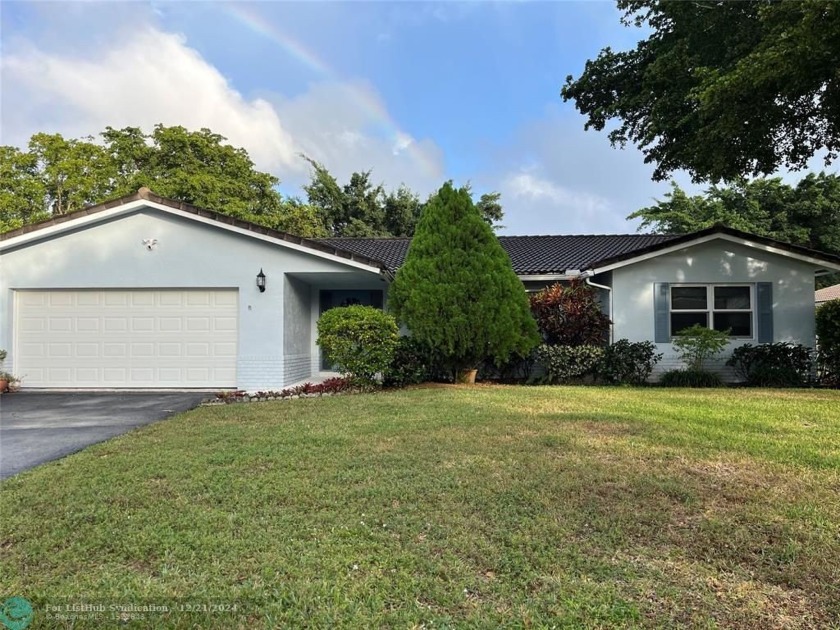 Center of lovely Coral Springs, home offers privacy and - Beach Home for sale in Coral Springs, Florida on Beachhouse.com