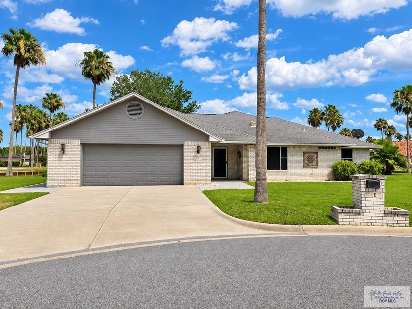 Beautiful 3-bedroom, 2.5-bath home located in the desirable 55+ - Beach Home for sale in Brownsville, Texas on Beachhouse.com