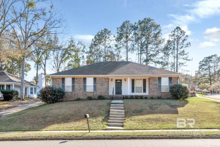 This cute home sits upon a corner lot in Lakeview subdivision - Beach Home for sale in Mobile, Alabama on Beachhouse.com