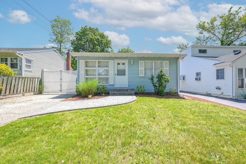 Just unpack in this beautifully remodeled ranch just a few - Beach Home for sale in Islip, New York on Beachhouse.com