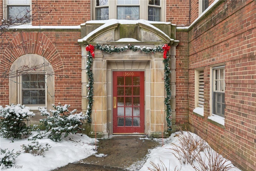 This beautiful 6th floor condominium in desirable Shaker Courts - Beach Condo for sale in Cleveland, Ohio on Beachhouse.com