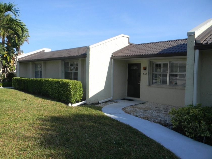 SPACIOUS 2BR, 2BA , FORMAL DINING ROOM, LARGE EAT-IN KITCHEN - Beach Home for sale in West Palm Beach, Florida on Beachhouse.com
