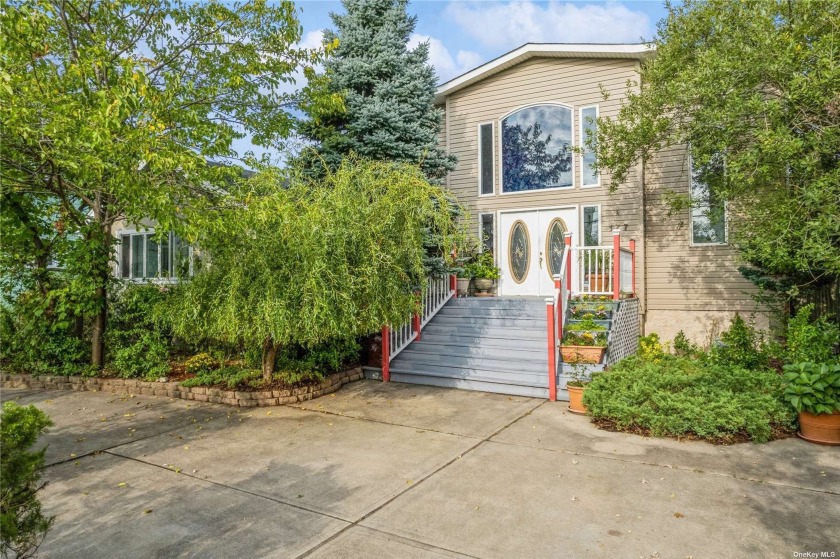 Stunning Waterfront 3-Bedroom, 2.5-Bath Contemporary Home in - Beach Home for sale in Freeport, New York on Beachhouse.com