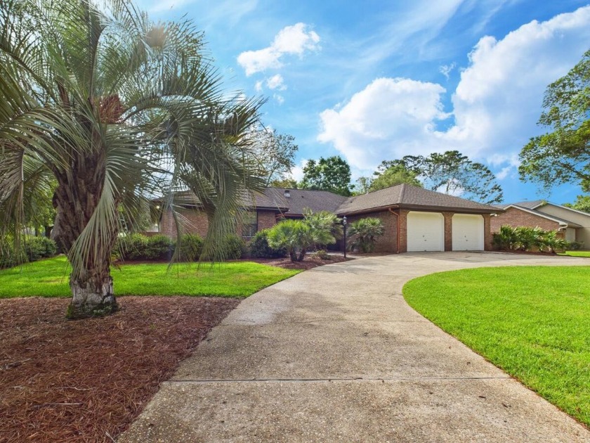 Perfectly positioned on the Rocky Bayou Country Club Golf Course - Beach Home for sale in Niceville, Florida on Beachhouse.com