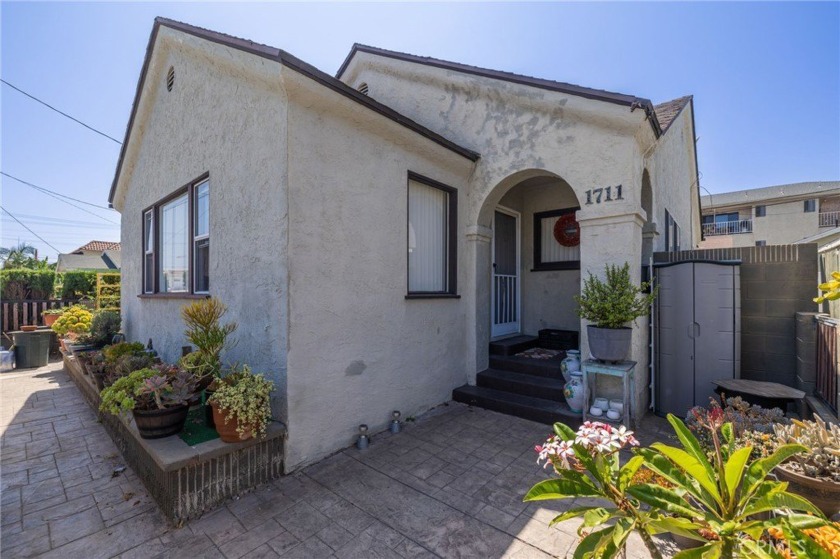 For a private showing, call or text the listing agent, Vicki, at - Beach Home for sale in San Pedro, California on Beachhouse.com