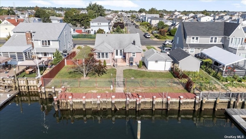 A boater's paradise! This charming ranch-style waterfront home - Beach Home for sale in Freeport, New York on Beachhouse.com