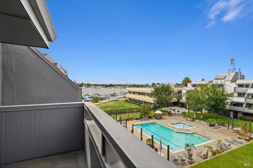 This exquisite 1 bedroom/1.5 bath Loft-Style waterfront condo - Beach Condo for sale in Oakland, California on Beachhouse.com