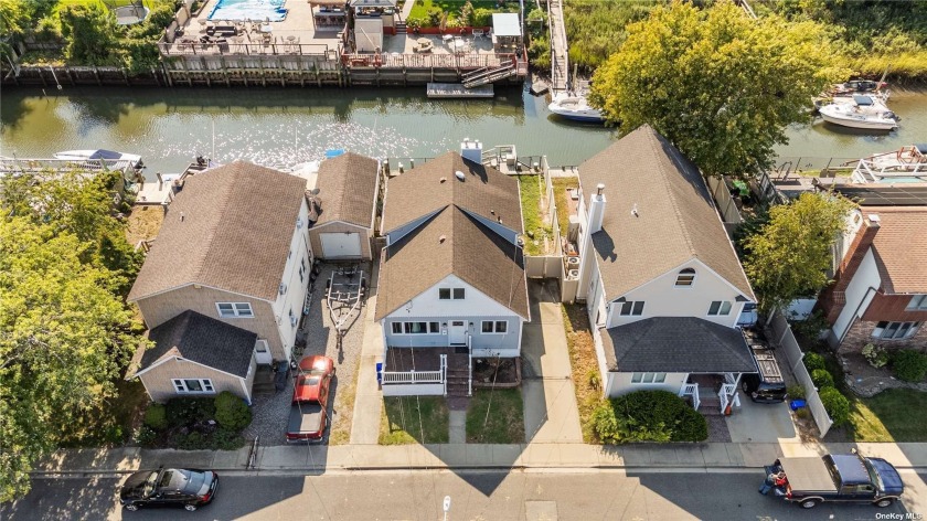 Beautifully updated 3Br,2 Fbth WATERFRONT, featuring 4 levels of - Beach Home for sale in Baldwin, New York on Beachhouse.com