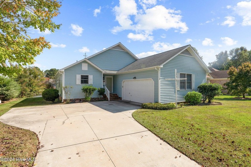 Stunning Lakefront Living in the desirable waterfront and golf - Beach Home for sale in New Bern, North Carolina on Beachhouse.com