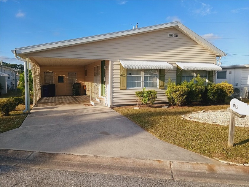 This fully furnished, double-wide home features 2 bedrooms and 2 - Beach Home for sale in Sarasota, Florida on Beachhouse.com