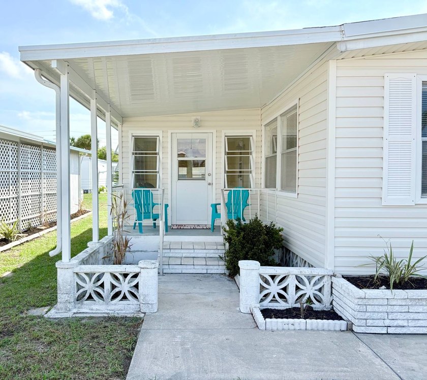 This inviting 2-bedroom, 2 bath home in Bay Indies delivers the - Beach Home for sale in Venice, Florida on Beachhouse.com