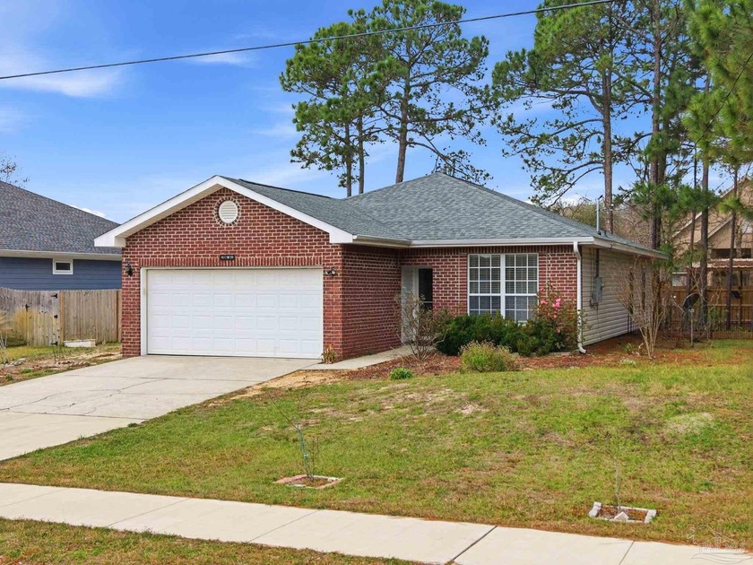 Great Price in Gulf Breeze for a 3/2 home, featuring trey - Beach Home for sale in Gulf Breeze, Florida on Beachhouse.com