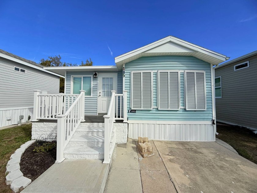This perfect vacation home is ideally situated on a quiet - Beach Home for sale in Nokomis, Florida on Beachhouse.com